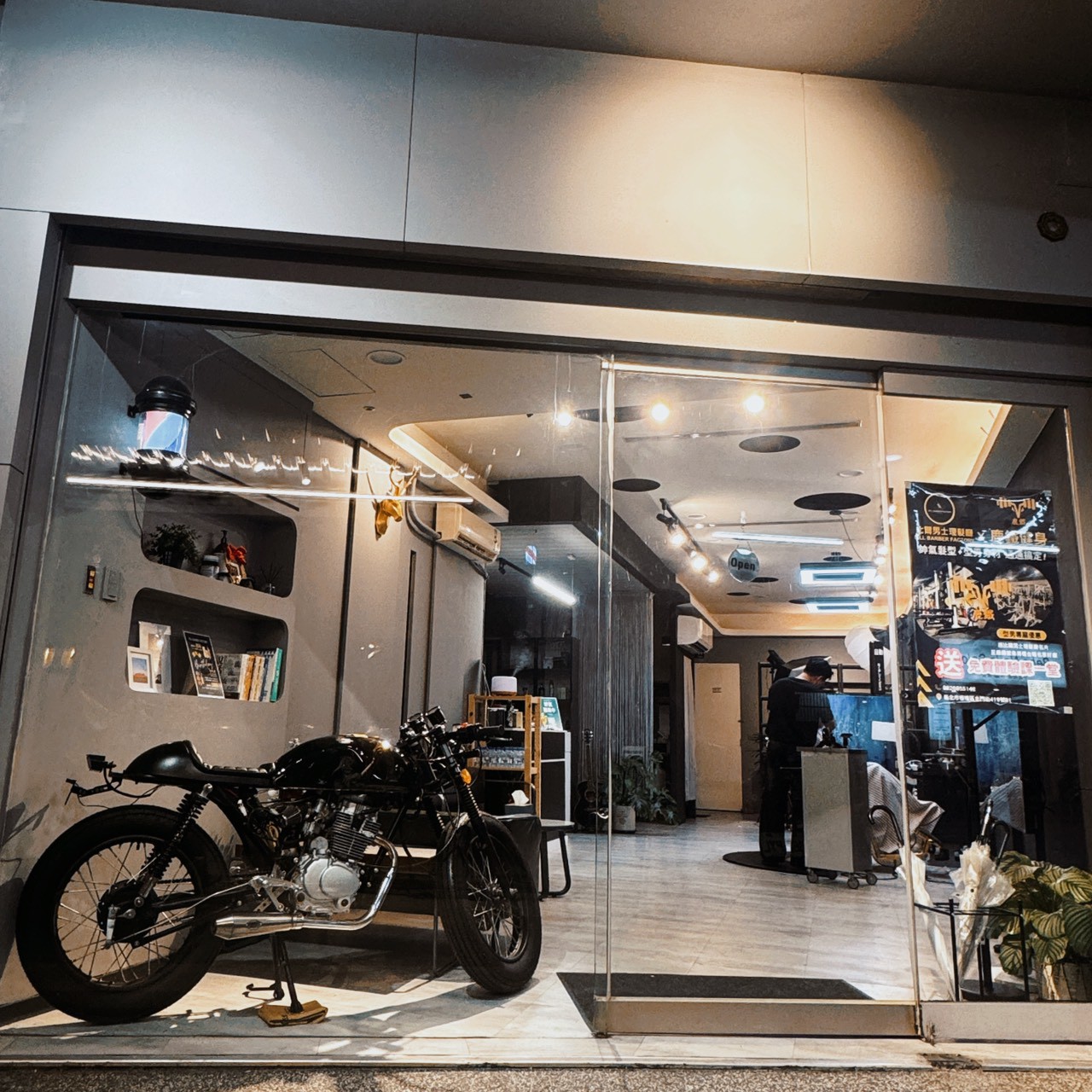 Bill Barber Factory - 門口經典重機靜態展示